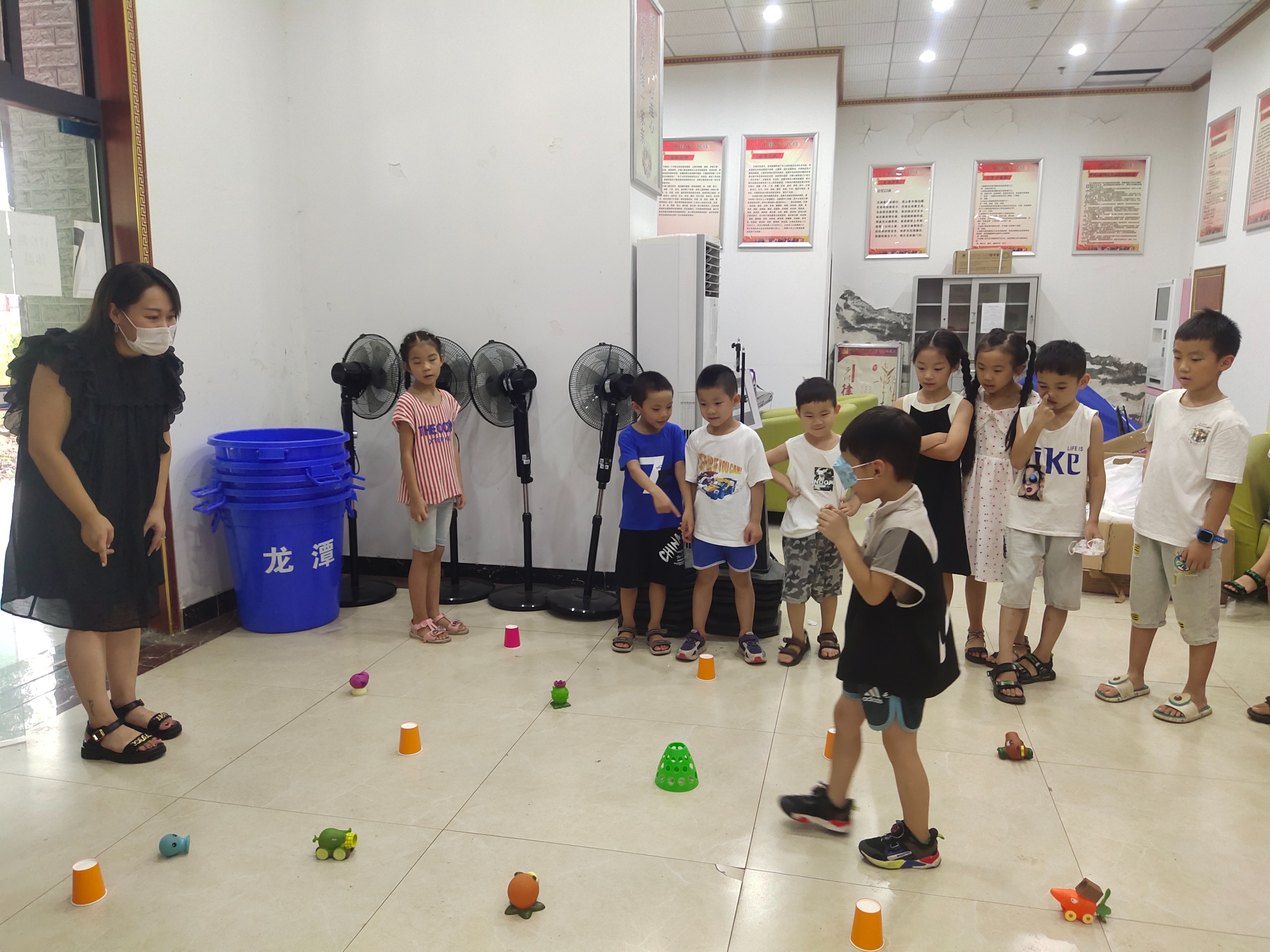 社区开展青少年剪纸制作灯笼活动,社区开展剪纸制作灯笼活动