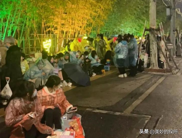 上万人上海深夜露宿街头,上万人深夜露宿街头