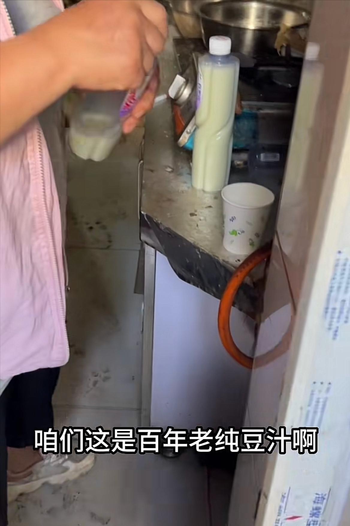 男子喝北京豆汁真上头,北京小伙喝老北京豆汁