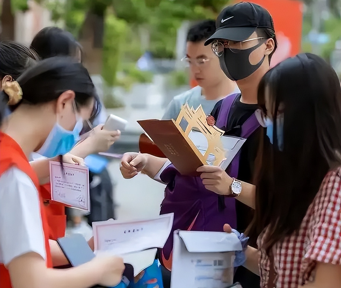 大一新生迁户口要重办身份证吗,大一新生迁户口原因