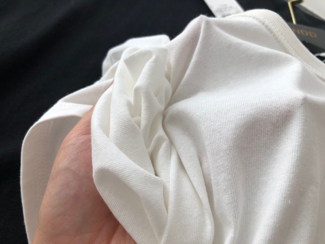 打底白t恤长袖优衣库,优衣库的t恤到底会变长还是缩水