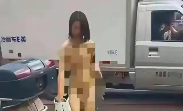 一名女子在广场上赤裸裸地走街上,引来众多群众的围观和猜疑