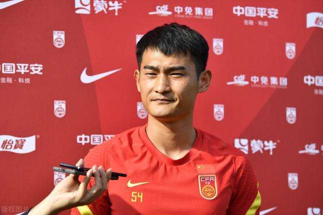 国足战沙特张玉宁过人,12强赛沙特男足张玉宁