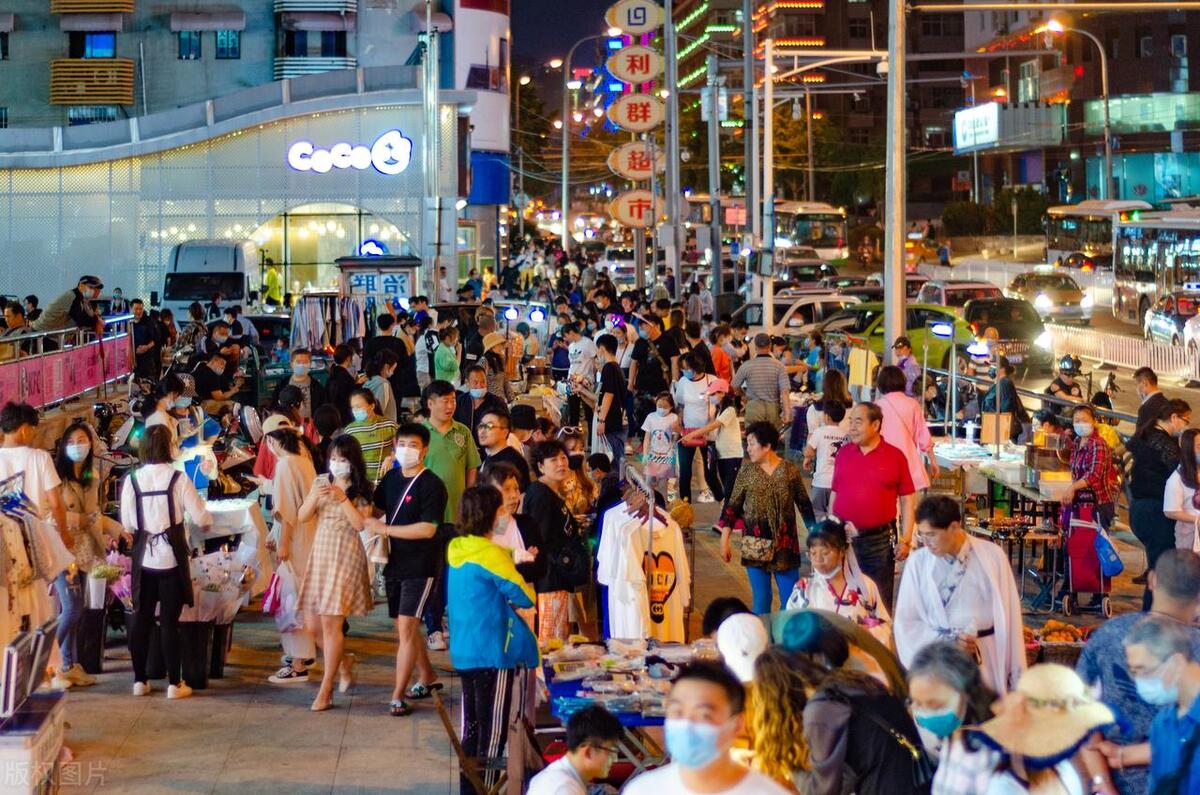 地摊经济大热几个摆地摊的小技巧,摆地摊选择什么产品