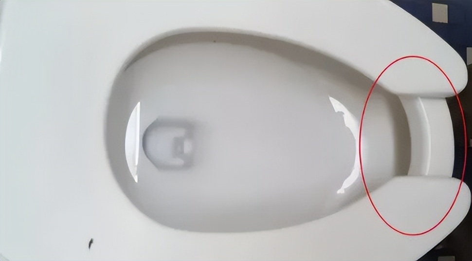 美国马桶前面为什么要设计个孔,美国马桶前面有个缺口怎么冲水