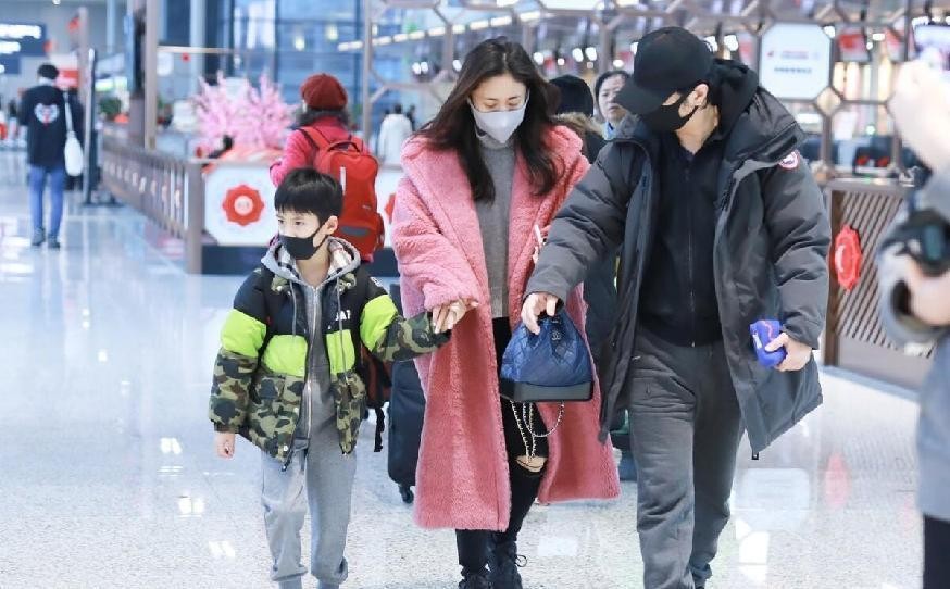 刘芸穿衣打扮风格,刘芸穿搭黑色长裙