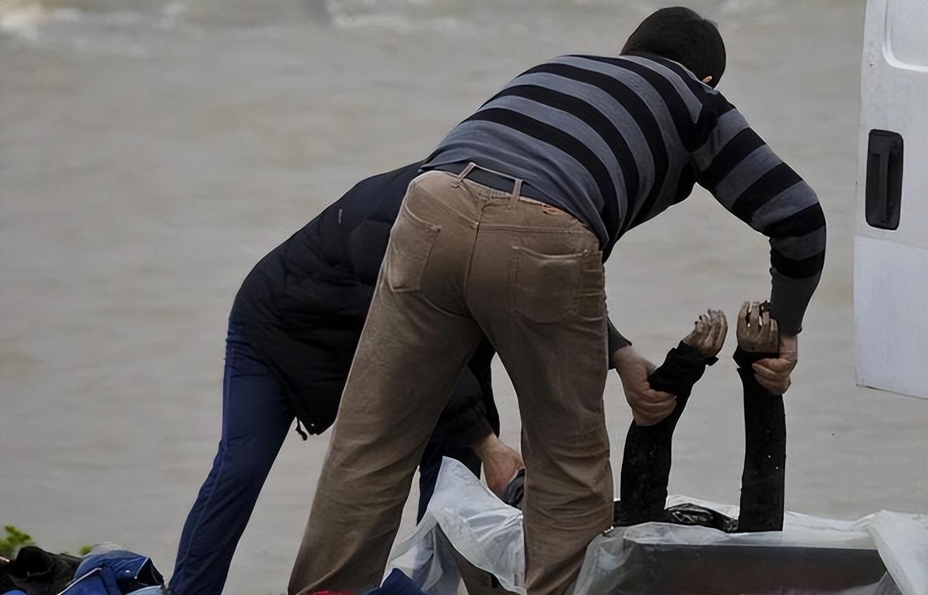 河边惊现裸体女尸,*体下**满是精斑,警方调查后发现凶手竟是死人