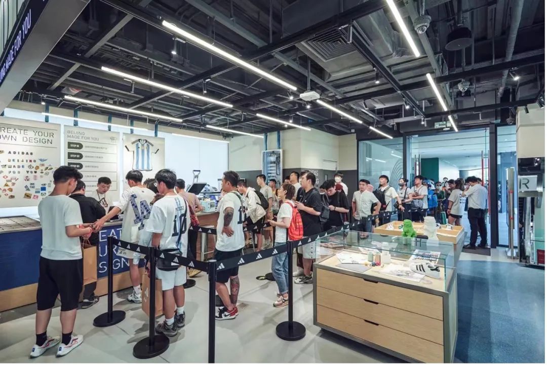 阿迪达斯首发,从足球到羽毛球的华丽转身