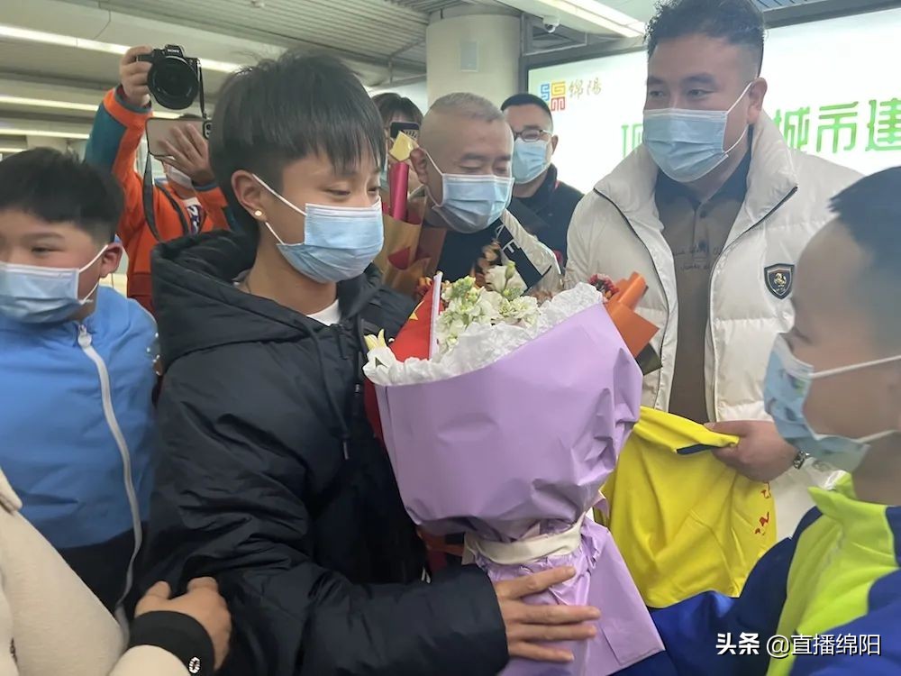 女足国脚张琳艳回乡,中国女足张琳艳回家乡获奖