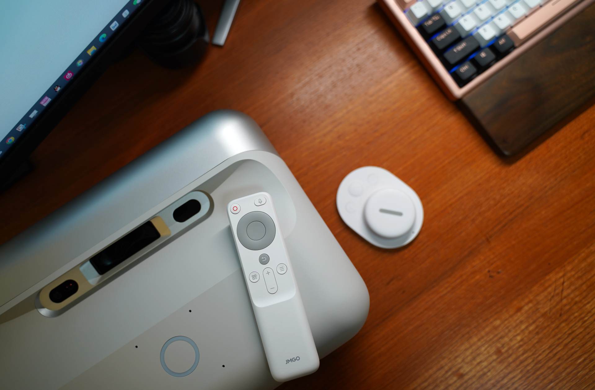 家里空间不够投影仪没法用，看看这台坚果O1S短焦投影仪