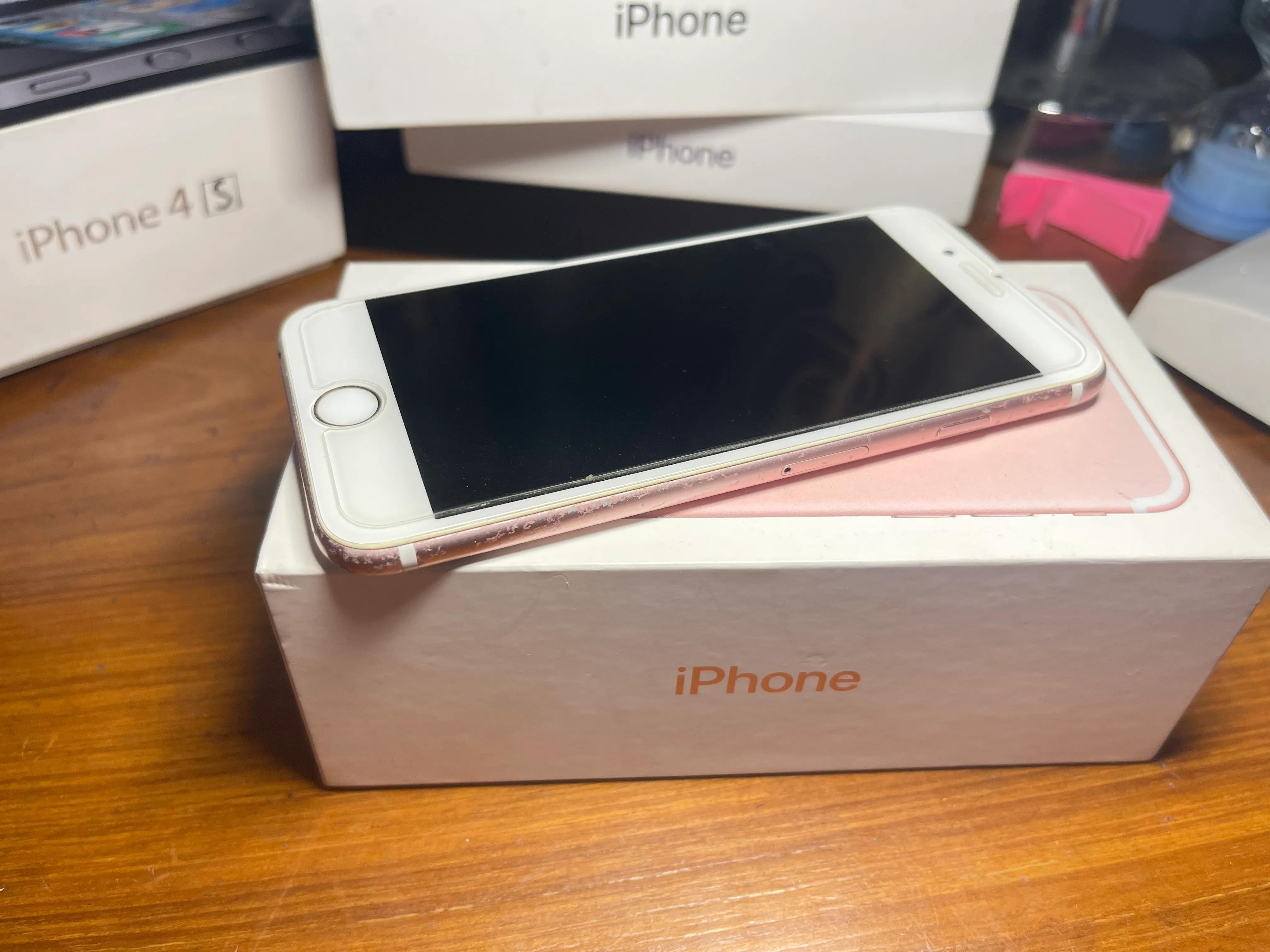 几年前的旧苹果手机,80年代的苹果手机