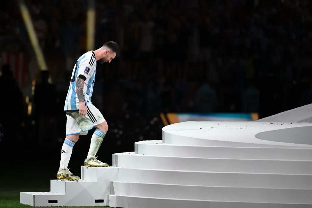 梅西与大力神杯擦肩而过,梅西背后的阿根廷