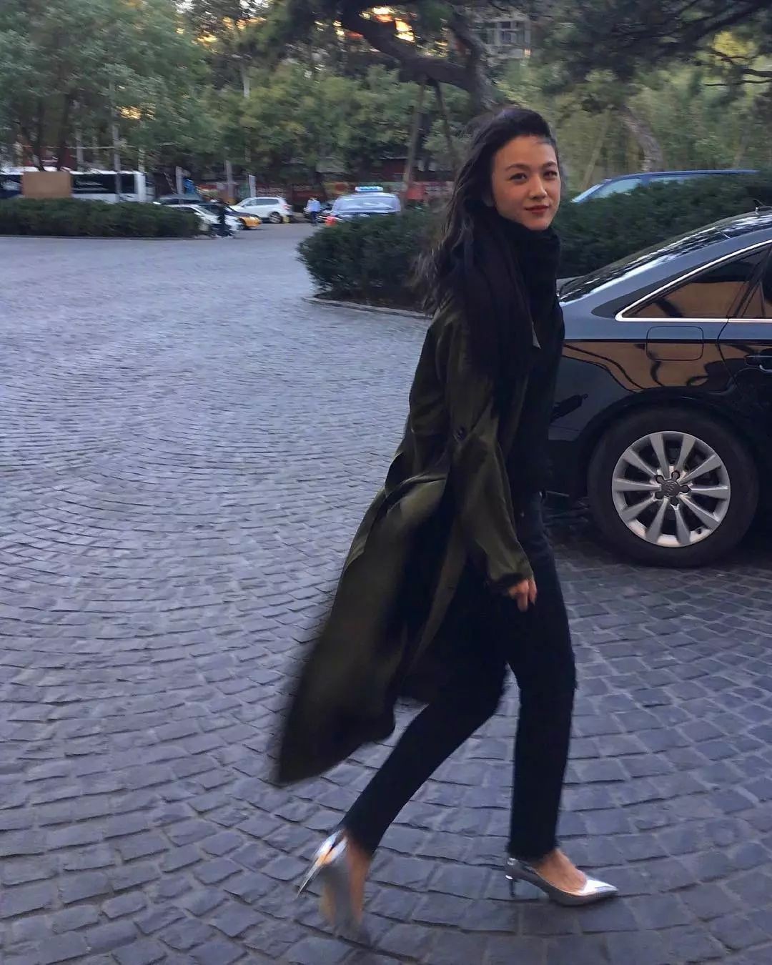 40岁汤唯穿裙子,汤唯穿绿裙长发飘飘