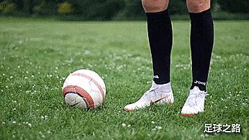 足球初学者都会犯4个运球错误,足球运球突破三大要点