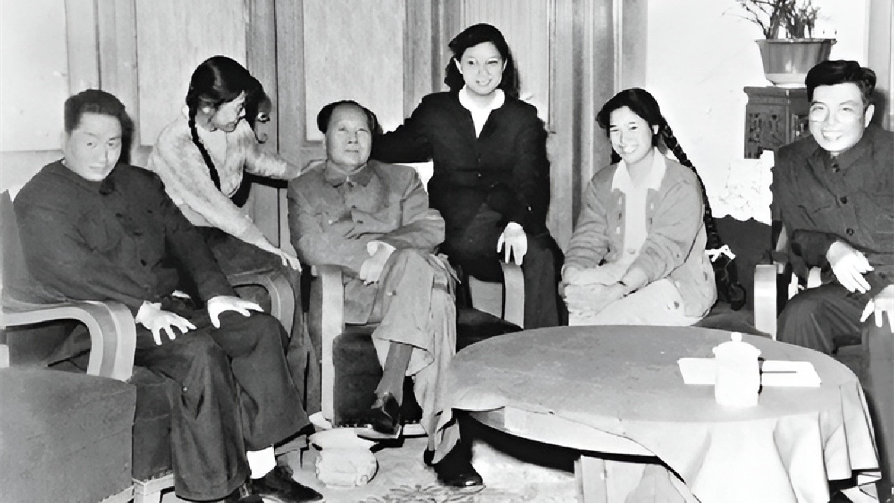 1976年毛主席逝世前,曾交代张玉凤:你要时常到我的坟上看望