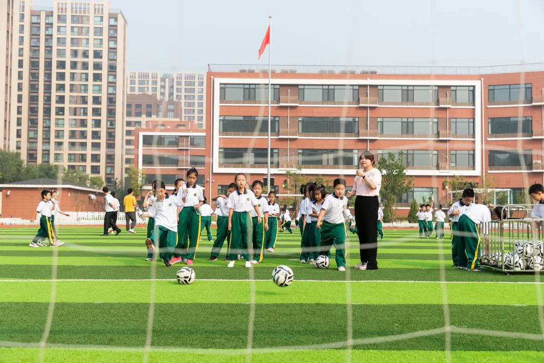 喜迎二十大奋进新征程大学,首都师范大学育新学校房山分校