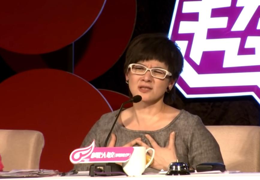 萨顶顶被网红怼到哭,网红点评专业歌手萨顶顶