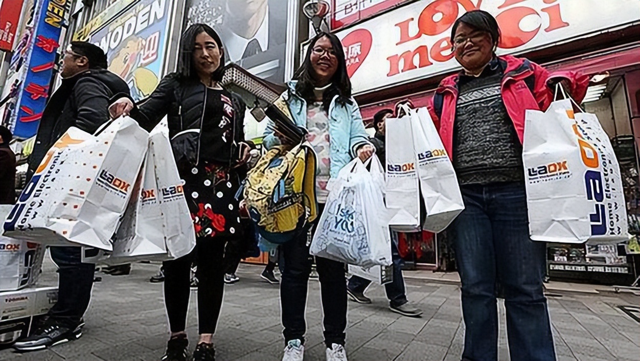 中国人给韩国送钱，韩国网友却直言，中国人不要来我们不欢迎！