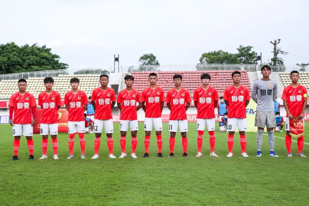 足球少年一路前行,足球少年逆风而行