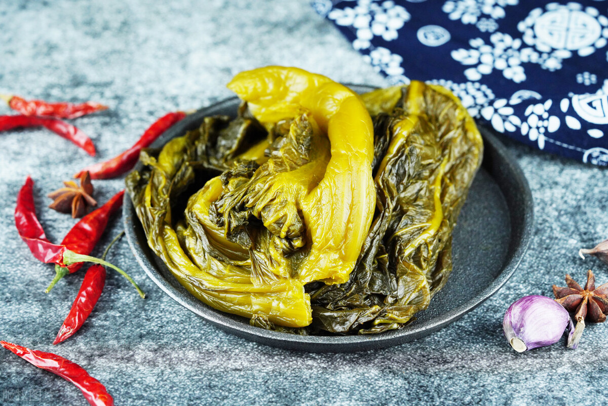 农家自己腌制的酸菜的方法,自己腌的酸菜太美味了好吃又好看