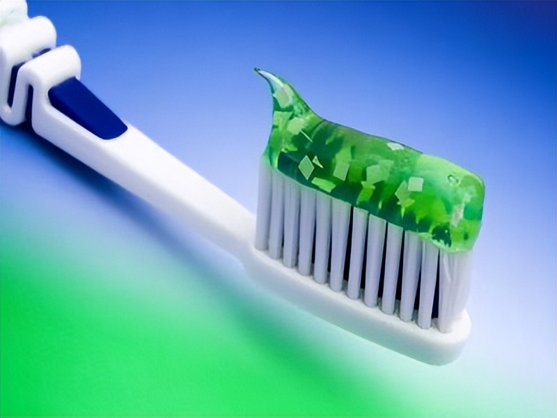 买牙膏时2种牙膏不建议购买,买牙膏含氟的好还是不含氟的好