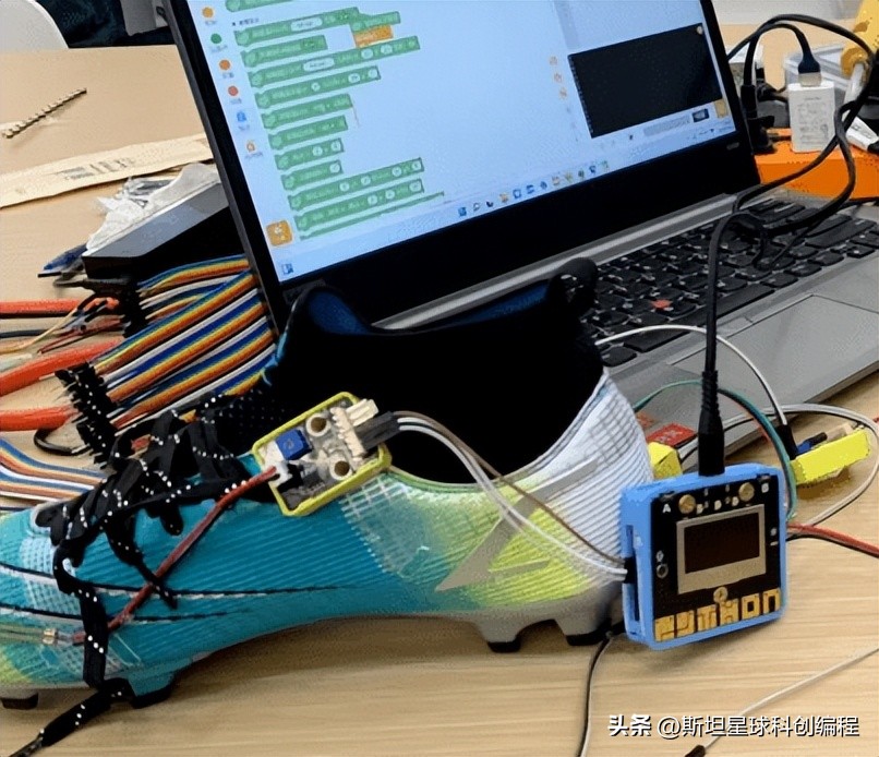 学生制作|世界杯狂欢季，get这款“智能球鞋”你也能突出重围