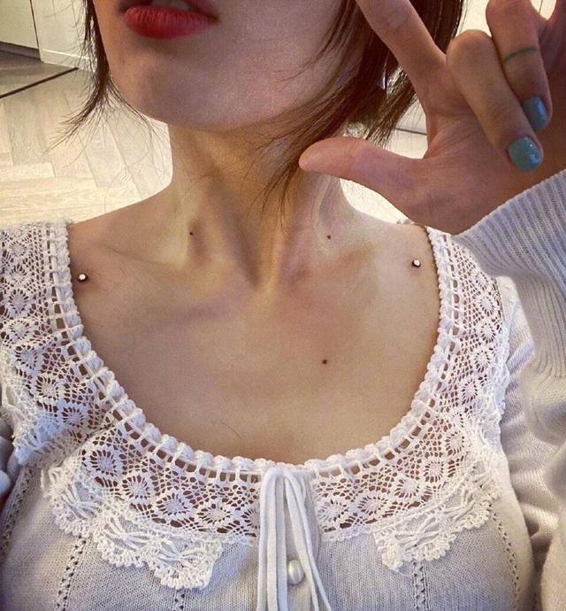 泫雅展现锁骨钉,泫雅晒锁骨钉