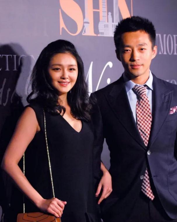 汪小菲直播讲自己受伤,汪小菲直播摔东西视频