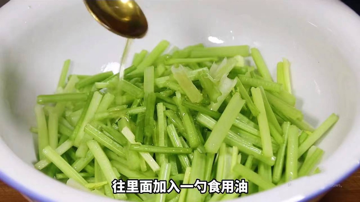 芹菜凉拌怎么做才脆爽,炒芹菜时切记不要焯水和直接炒