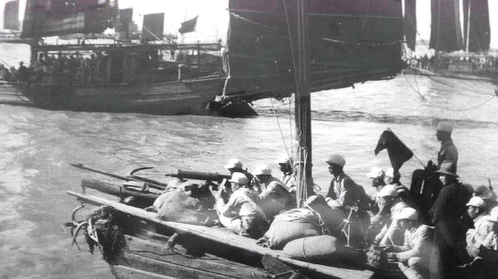 英军舰在长江被打到举白旗，丘吉尔扬言报复，毛主席：你报复什么