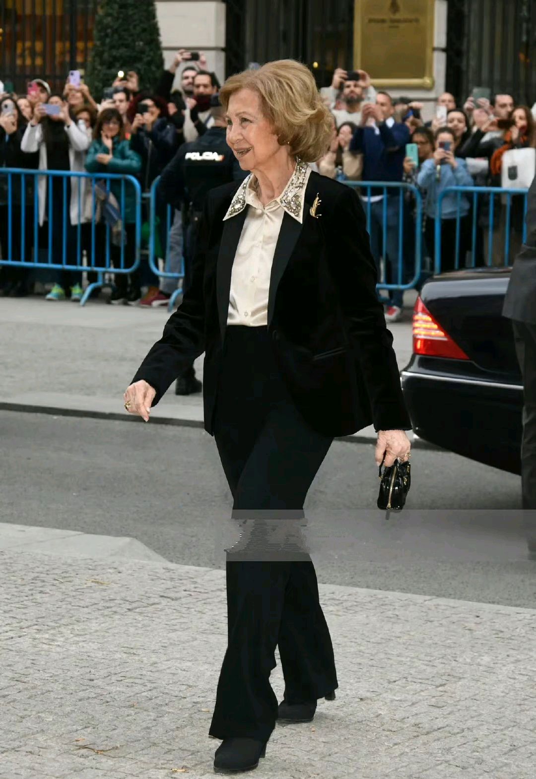 85岁索菲亚王后太有气质了!衬衫搭西装套装,精神干练贵气十足