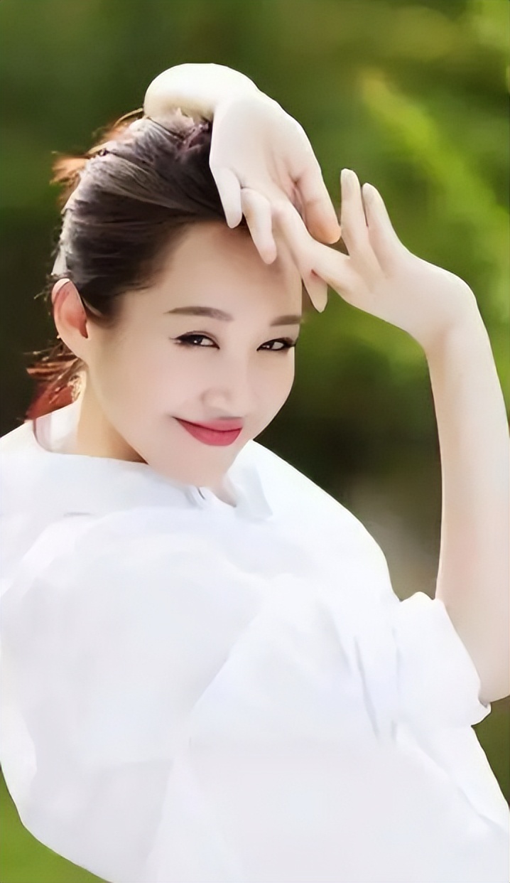 风情万种许晴现状,如今53岁的许晴身材和颜值