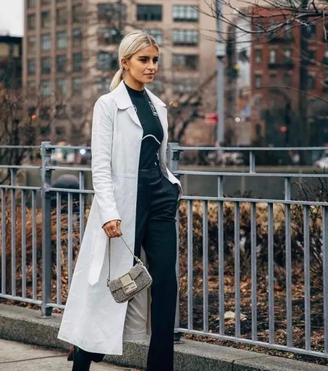 水桶包跟法棍包哪个更显气质,法棍包穿搭也太好看了吧