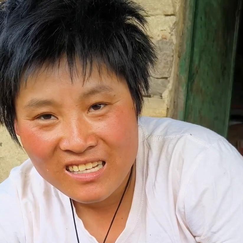 小偏31岁了,第一次做饭给爸爸吃,爸爸吃到女儿做的饭又...