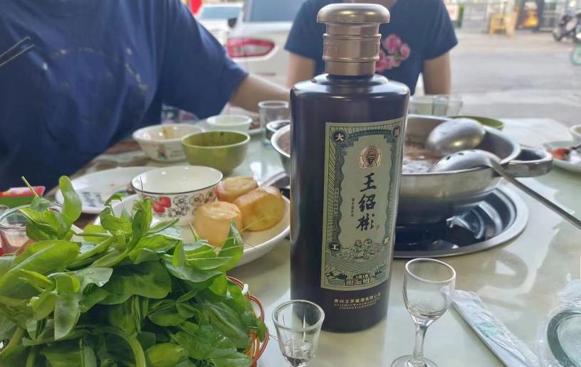 喝红酒醒酒好还是不醒酒好,红酒需要醒酒白酒需要醒酒吗