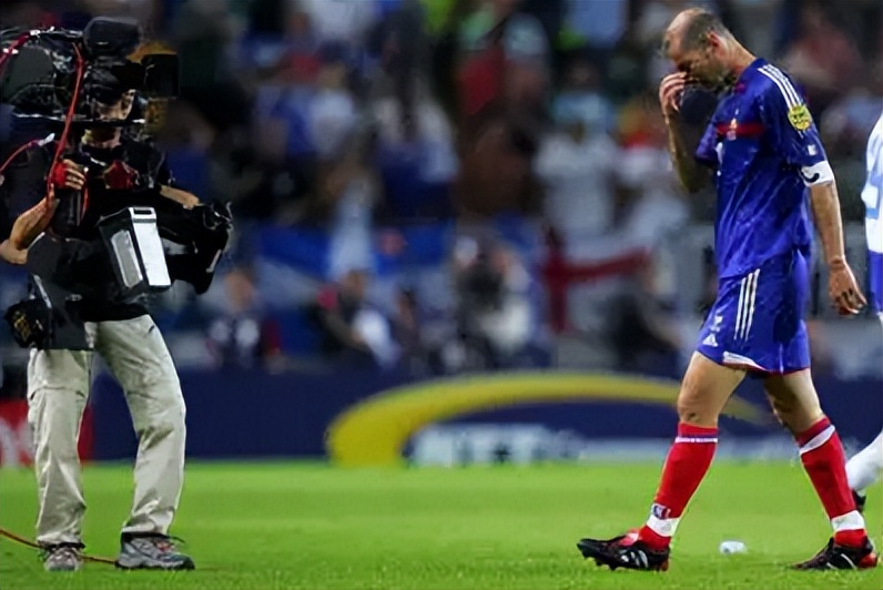 齐达内在足坛什么地位,齐达内能被称作球王吗