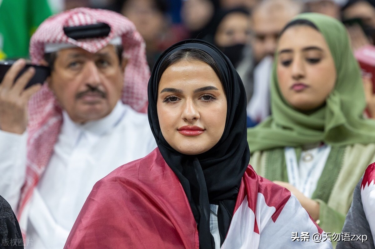 足球的形状是圆形对不对,足球从哪个方向看都是圆形