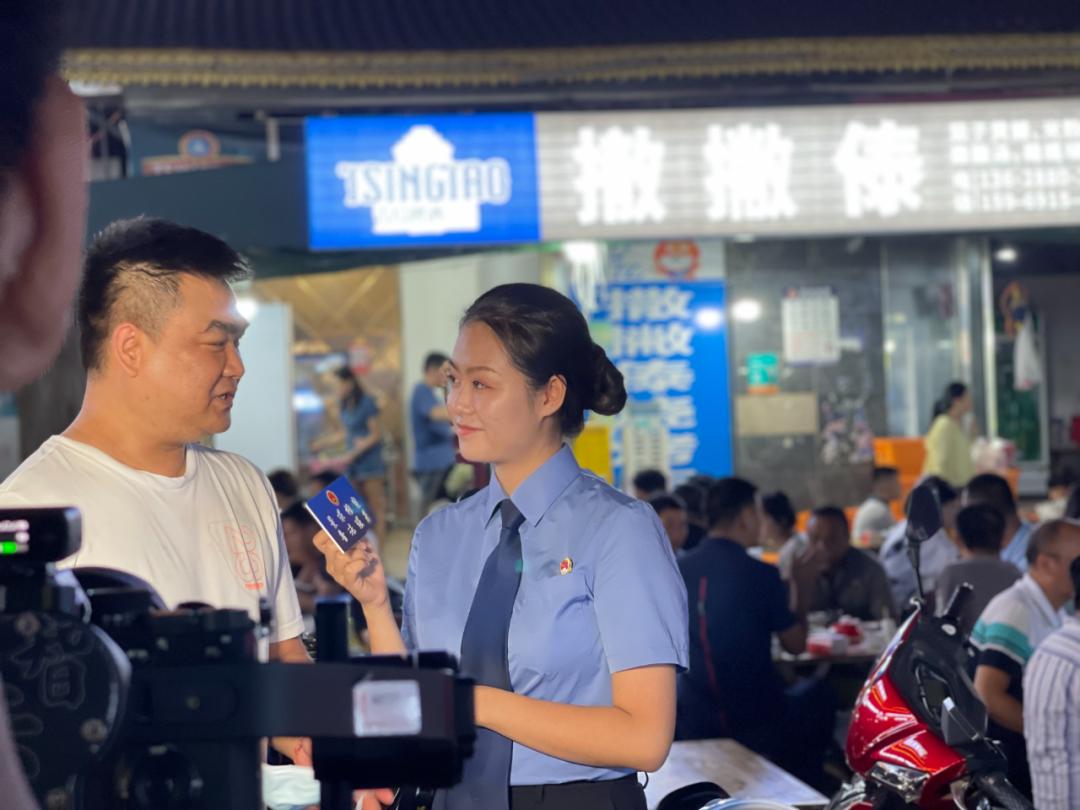 在“烟火气”中普法，让版纳烧烤火出圈！