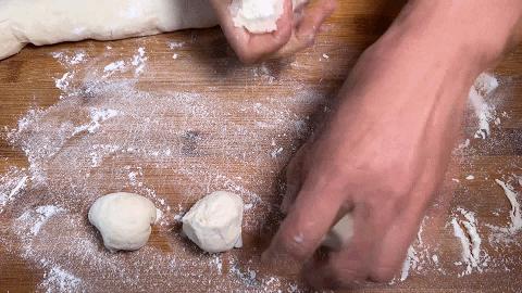 水煎包要想好吃，关键记住这两点，底部金黄，蓬松柔软，馅料鲜美