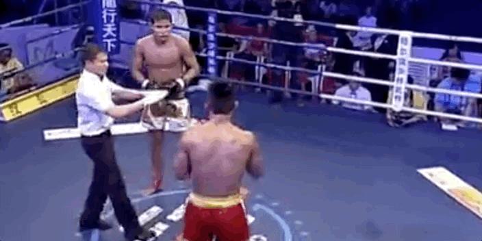 回顾｜士可杀不可辱！泰拳小将被一腿劈疯？中国散打鬼脚白霸气KO