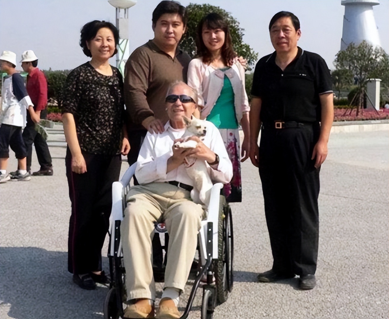 河南小伙报恩瑞士房东素材,中国小伙为英国房东养老