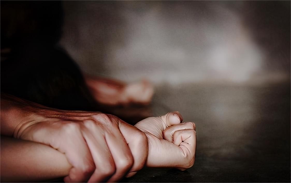 女孩遭班主任性侵四年，升学后还不放过，女孩哀求：我还没成年！