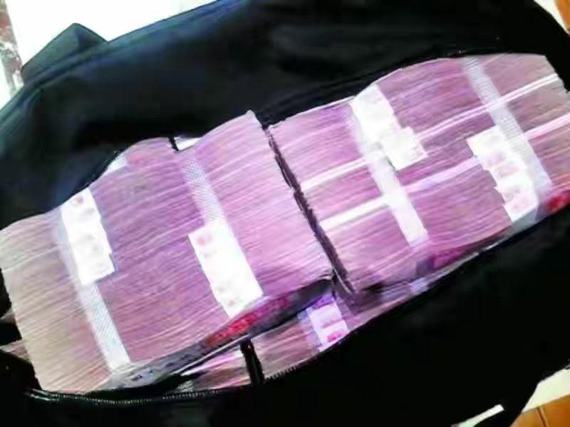 养父靠扛煤气罐把她培养成博士,养父扛煤气罐培养女博士全集