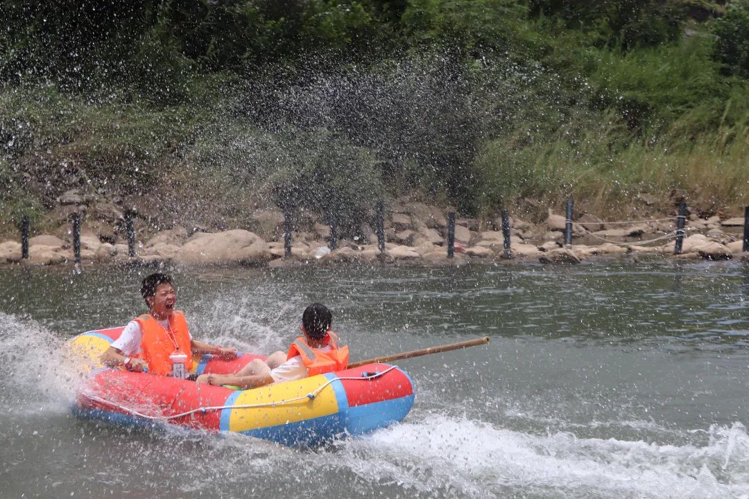 假期余额不多,赶紧来桐梓古夜郎漂流,体验水上的刺激和乐趣!