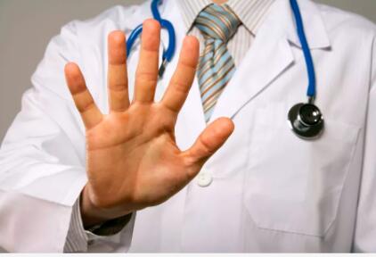 肺部真菌感染老人怎么急救,老公被妻子传染上霉菌怎么治疗