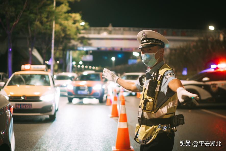湖北公安【百日行动】|警灯与月光交织武汉洪山警方夏夜护航“大学之城”