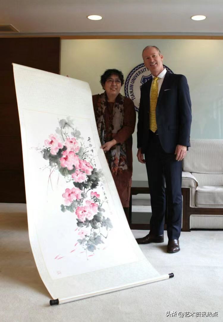 名家推荐|画家李维娜，惟妙惟肖婀娜多姿之芙蓉图