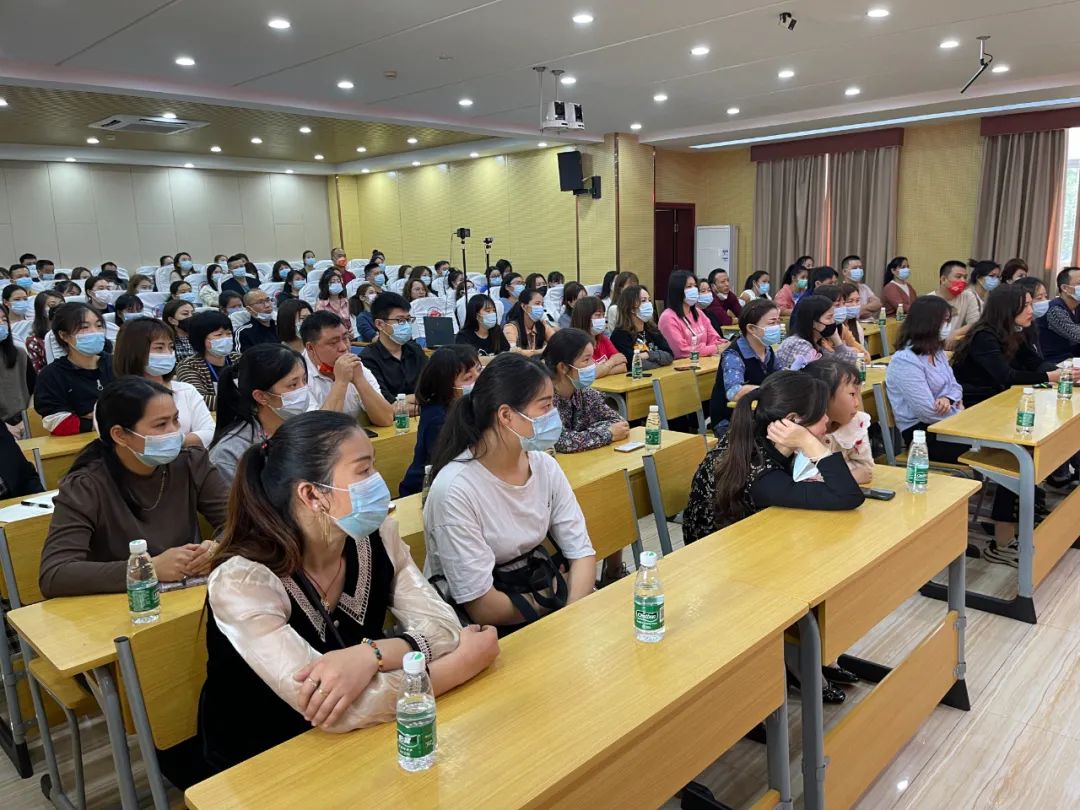 官湖学校多次邀请胡家荣教授给学校做培训，助力家校共育工作落地