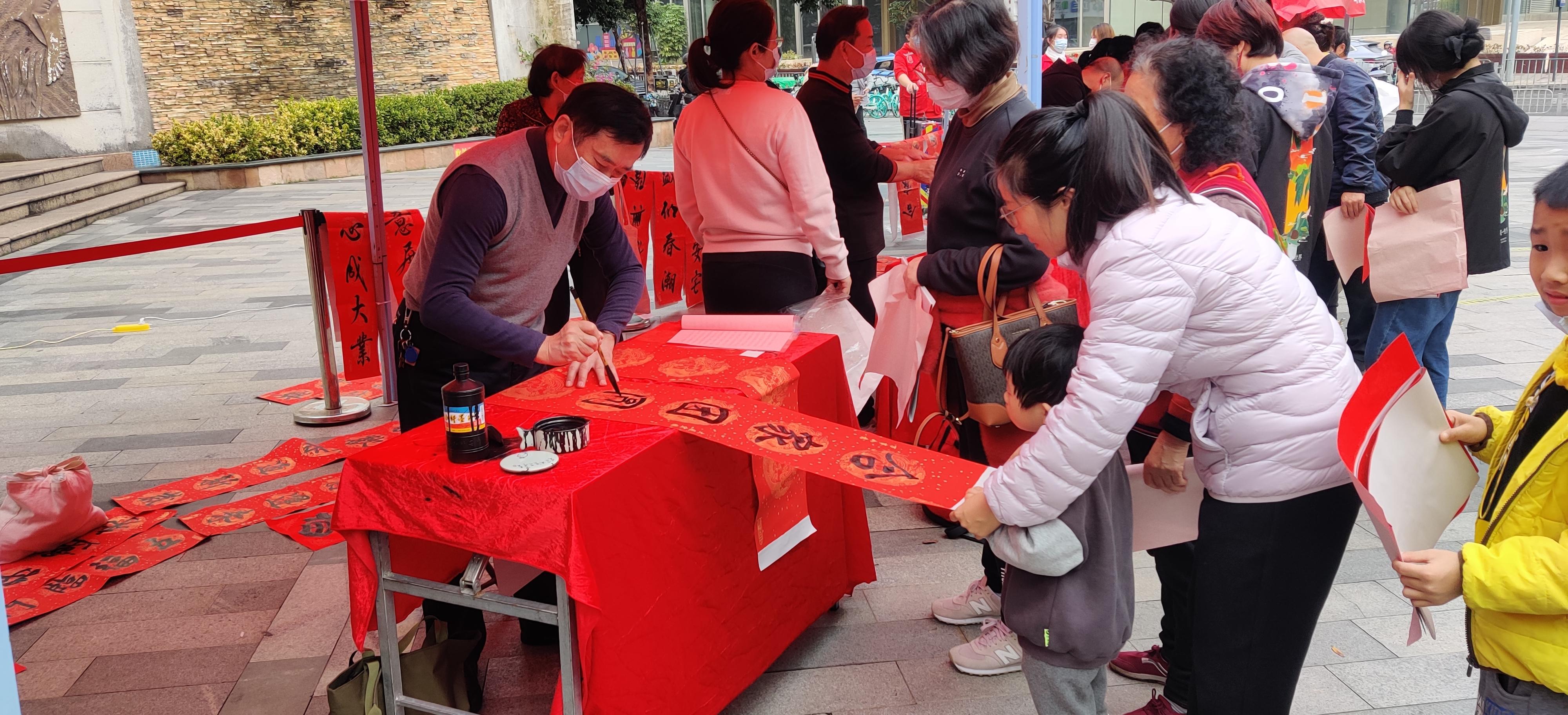 社区新春慰问送春联活动信息,社区开展写春联送祝福公益活动