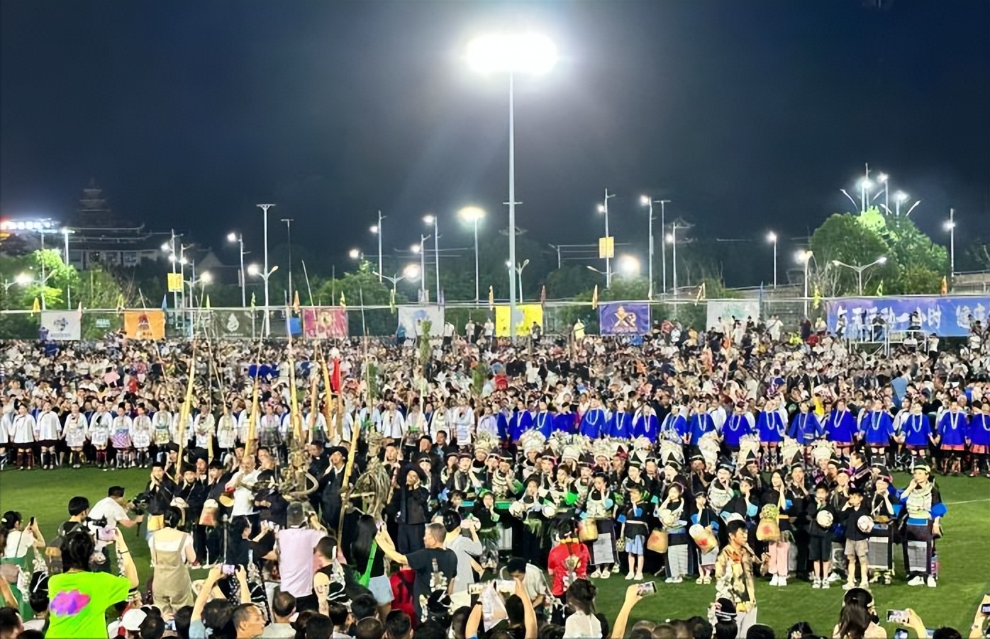 贵州“村超”的足球之夜,贵州村超足球邀请赛引爆全民狂欢